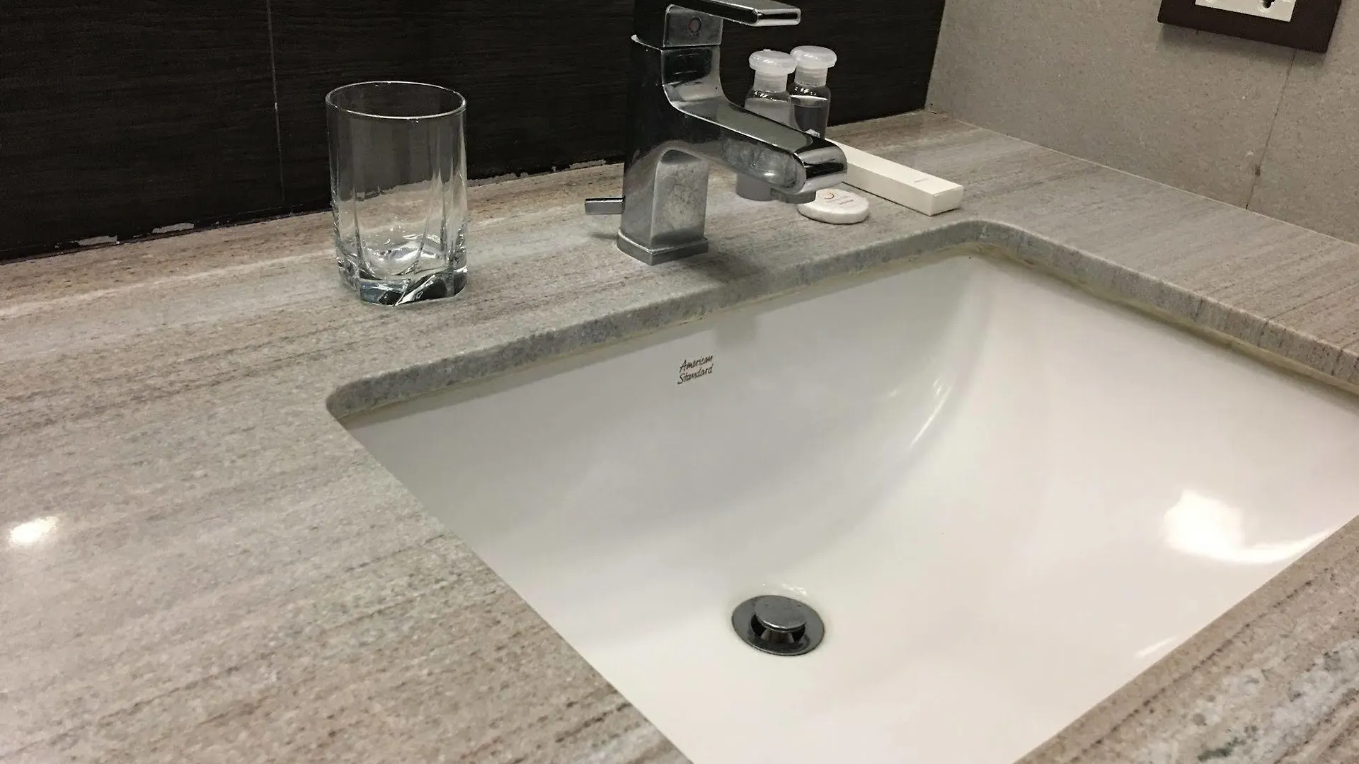 Sunny Bay Suites Manila Philippines