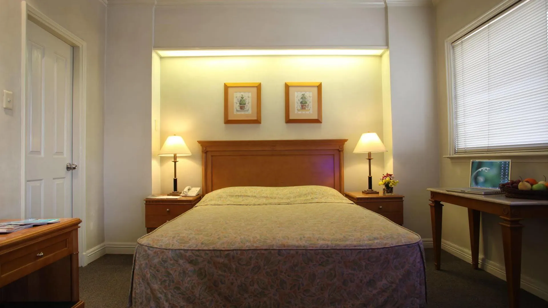 Sunny Bay Suites Manila 3*,